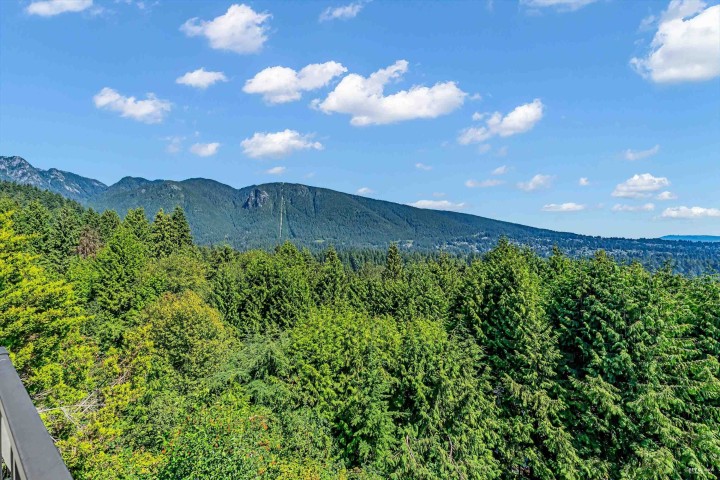 Photo 4 at 574 St. Andrews Place, Glenmore, West Vancouver