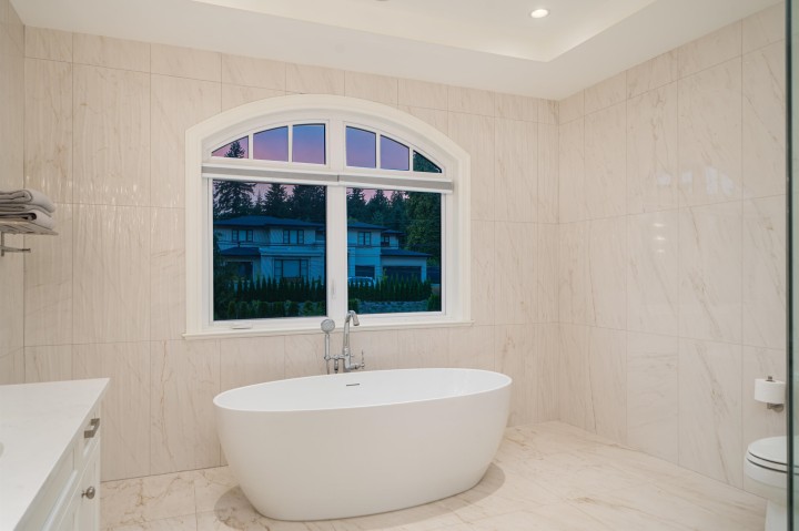 Photo 18 at 920 3rd Street, Cedardale, West Vancouver