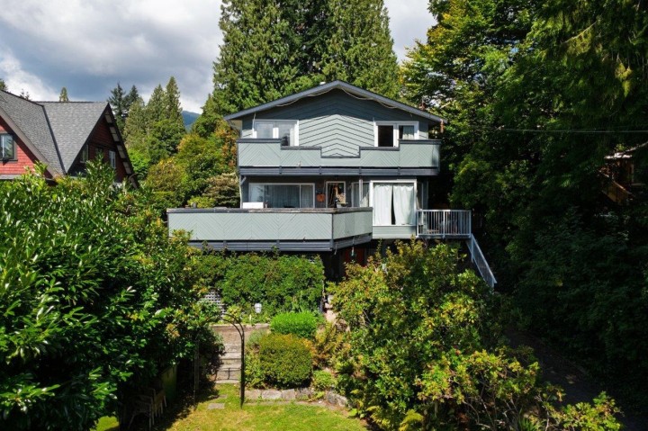 Photo 1 at 368 E Kings Road, Upper Lonsdale, North Vancouver