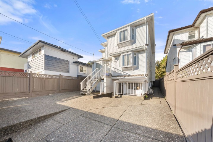 Photo 2 at 1288 E 59th Avenue, South Vancouver, Vancouver East