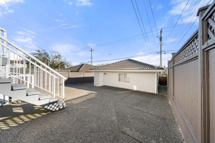 Photo 3 at 1288 E 59th Avenue, South Vancouver, Vancouver East