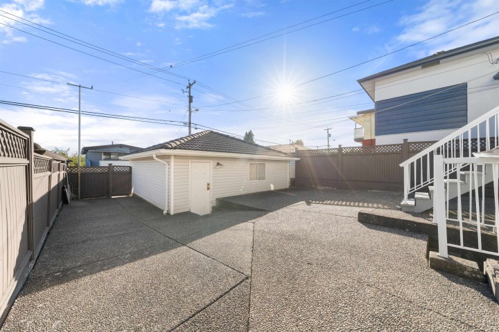 Photo 4 at 1288 E 59th Avenue, South Vancouver, Vancouver East