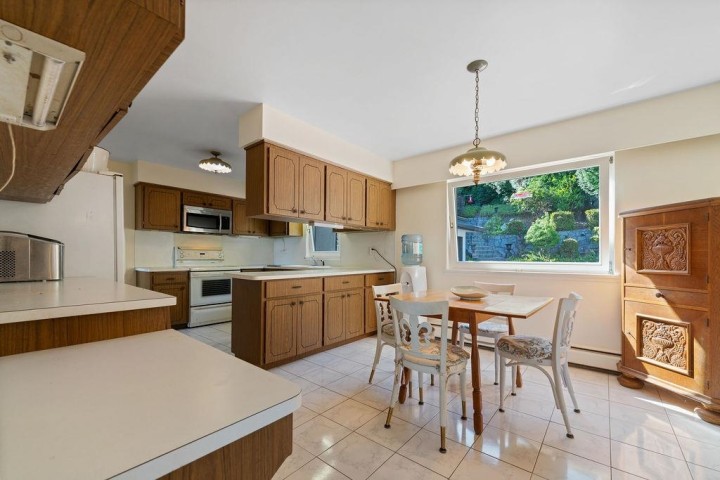 Photo 14 at 1373 Camwell Drive, Chartwell, West Vancouver