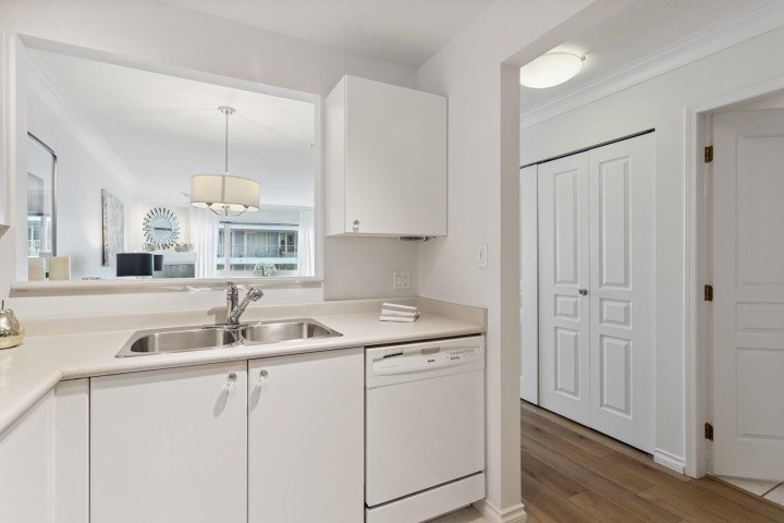 Photo 7 at 305 - 3590 W 26th Avenue, Dunbar, Vancouver West