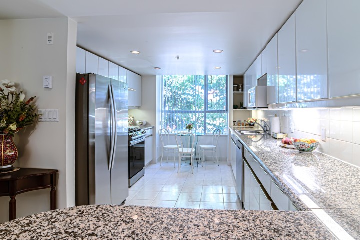 Photo 10 at 212 - 688 Fairchild Road, Oakridge VW, Vancouver West