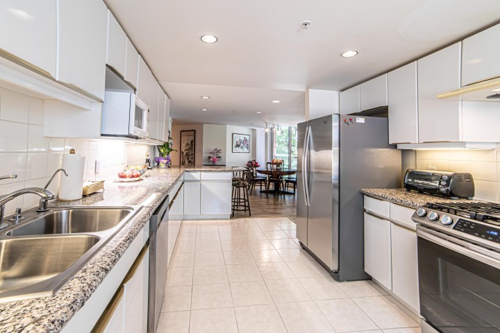 Photo 11 at 212 - 688 Fairchild Road, Oakridge VW, Vancouver West