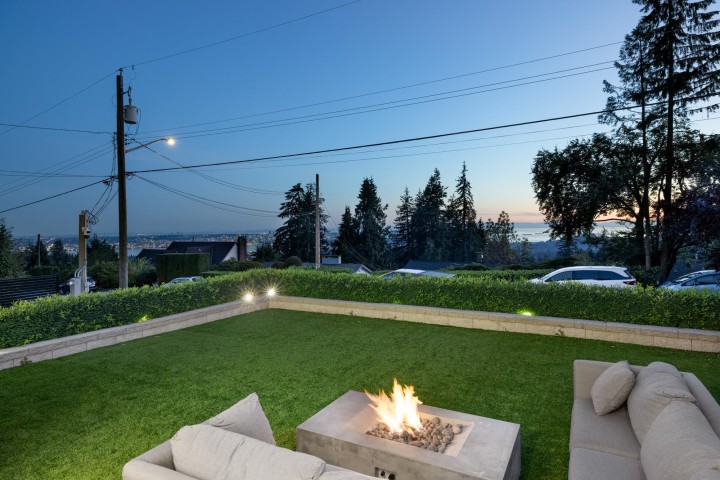 Photo 2 at 392 Ventura Crescent, Upper Delbrook, North Vancouver