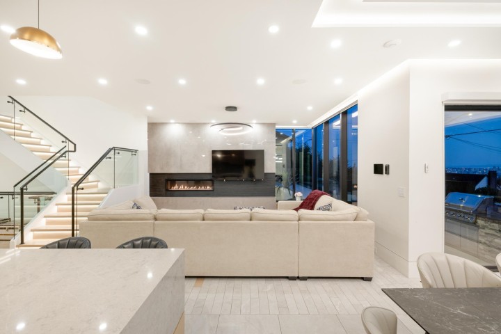 Photo 3 at 392 Ventura Crescent, Upper Delbrook, North Vancouver