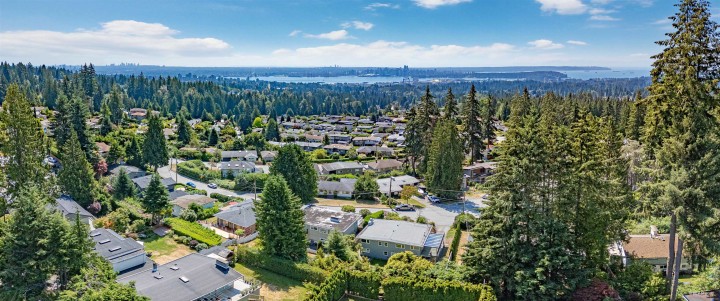 Photo 2 at 472 Crestwood Avenue, Upper Delbrook, North Vancouver