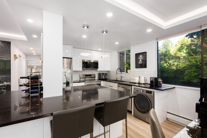 Photo 9 at L1 - 555 13th Street, Ambleside, West Vancouver