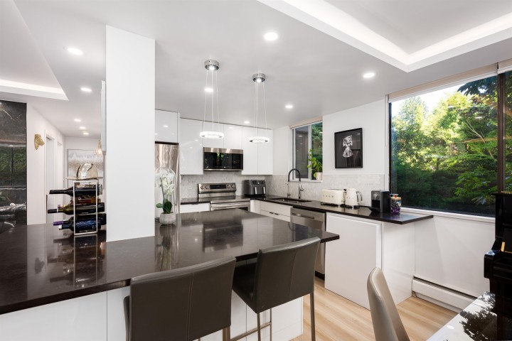 Photo 8 at L1 - 555 13th Street, Ambleside, West Vancouver