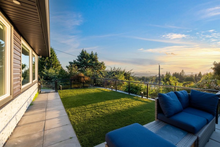 Photo 3 at 3812 Dalkeith Drive, Upper Lonsdale, North Vancouver