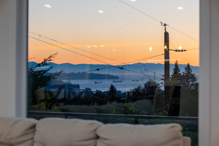 Photo 5 at 3812 Dalkeith Drive, Upper Lonsdale, North Vancouver