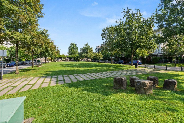 Photo 3 at 417 - 7089 Mont Royal Square, Champlain Heights, Vancouver East