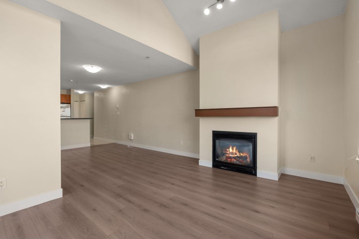 Photo 10 at 417 - 7089 Mont Royal Square, Champlain Heights, Vancouver East