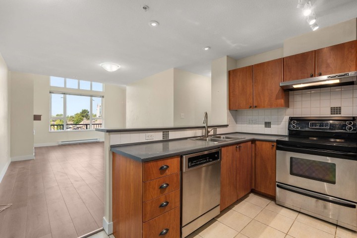 Photo 15 at 417 - 7089 Mont Royal Square, Champlain Heights, Vancouver East