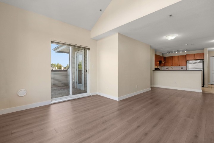 Photo 11 at 417 - 7089 Mont Royal Square, Champlain Heights, Vancouver East