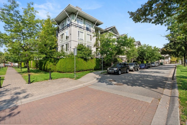 Photo 4 at 417 - 7089 Mont Royal Square, Champlain Heights, Vancouver East