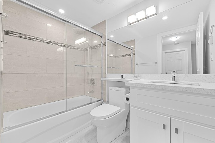 Photo 11 at 211 - 5818 Lincoln Street, Killarney VE, Vancouver East