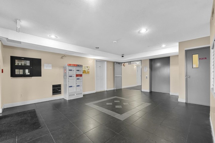 Photo 4 at 211 - 5818 Lincoln Street, Killarney VE, Vancouver East