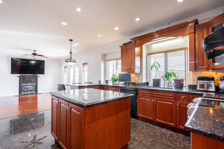 Photo 13 at 1306 E 60 Avenue, South Vancouver, Vancouver East