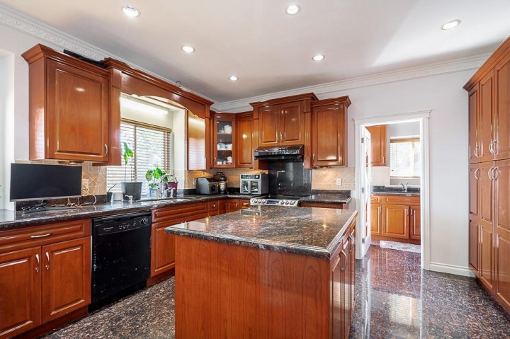 Photo 12 at 1306 E 60 Avenue, South Vancouver, Vancouver East