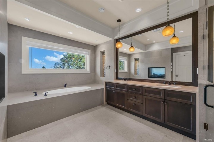 Photo 12 at 2566 Marine Drive, Dundarave, West Vancouver