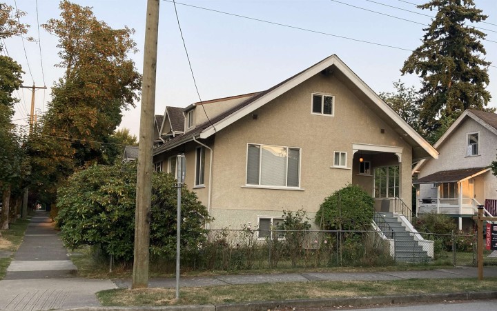 Photo 2 at 2206 Musqueamview Street, Kitsilano, Vancouver West