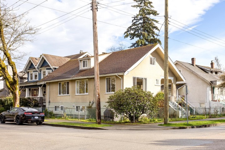 Photo 3 at 2206 Musqueamview Street, Kitsilano, Vancouver West