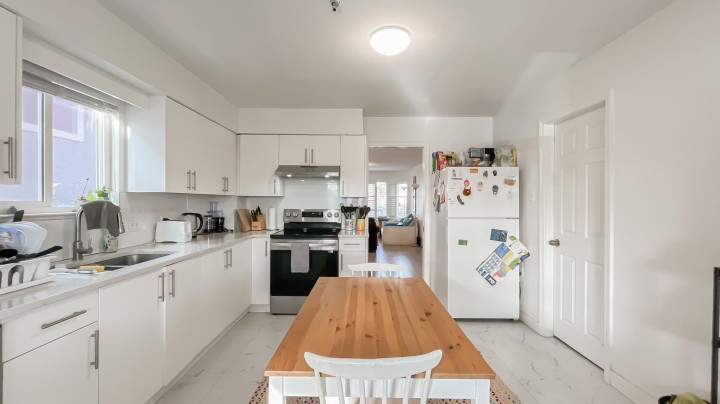 Photo 10 at 736 E 55th Avenue, South Vancouver, Vancouver East