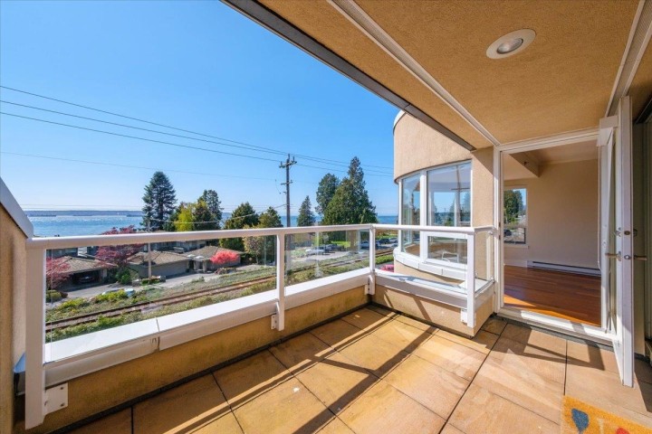 Photo 23 at 302 - 2455 Bellevue Avenue, Dundarave, West Vancouver