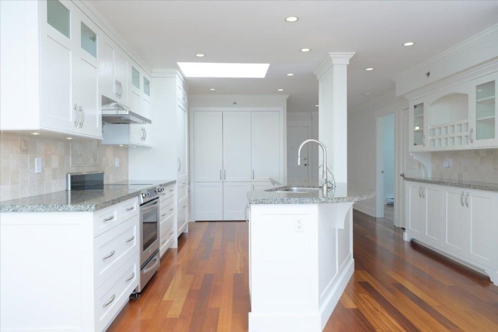 Photo 2 at 302 - 2455 Bellevue Avenue, Dundarave, West Vancouver