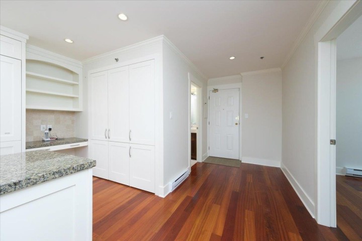 Photo 3 at 302 - 2455 Bellevue Avenue, Dundarave, West Vancouver