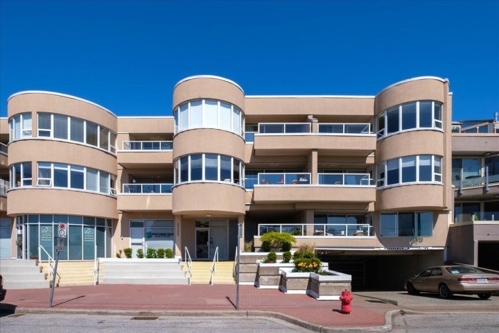 Photo 1 at 302 - 2455 Bellevue Avenue, Dundarave, West Vancouver