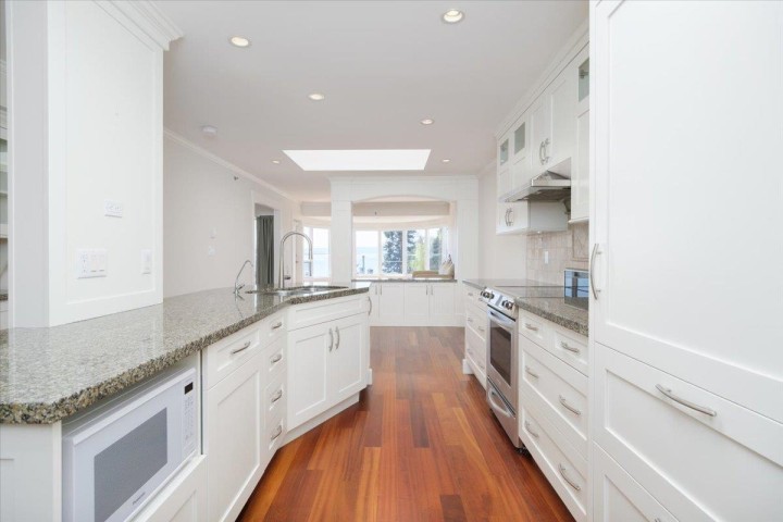 Photo 5 at 302 - 2455 Bellevue Avenue, Dundarave, West Vancouver