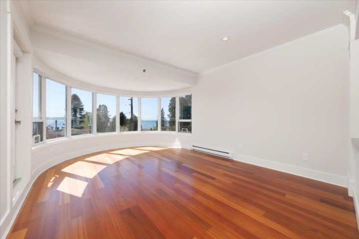 Photo 9 at 302 - 2455 Bellevue Avenue, Dundarave, West Vancouver