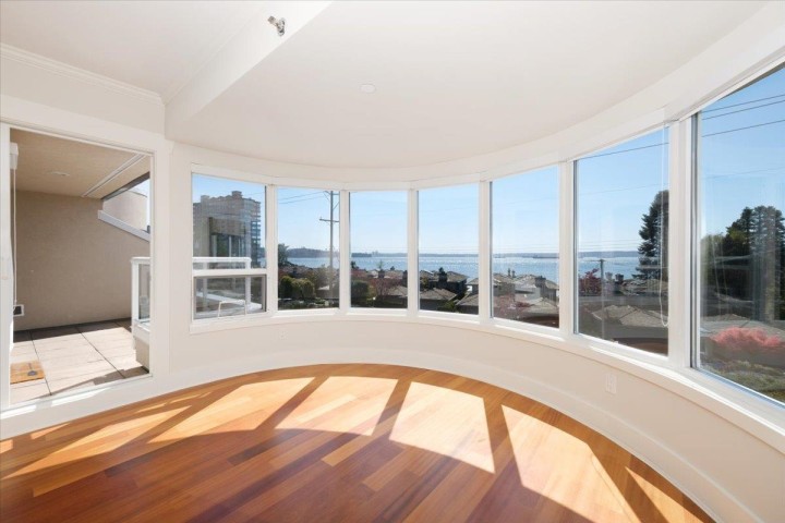 Photo 10 at 302 - 2455 Bellevue Avenue, Dundarave, West Vancouver