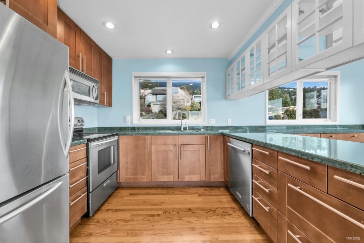 Photo 16 at 2558 Mathers Avenue, Dundarave, West Vancouver