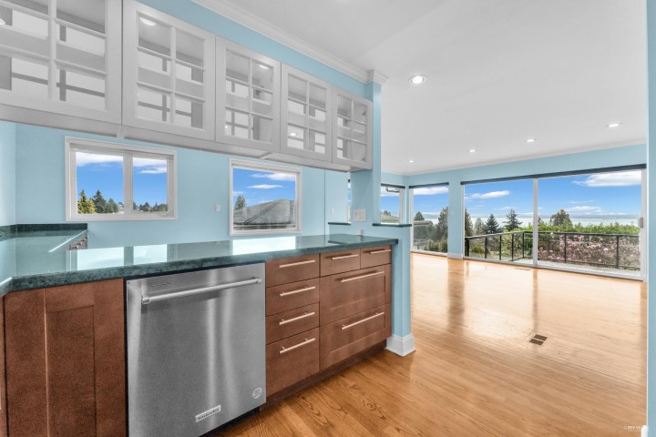 Photo 18 at 2558 Mathers Avenue, Dundarave, West Vancouver