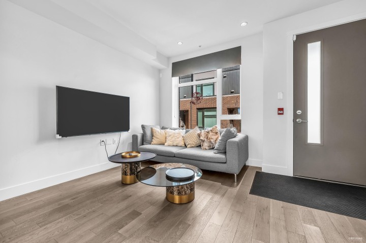 Photo 2 at 7623 Yukon Street, Marpole, Vancouver West