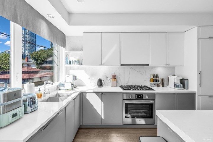 Photo 8 at 7623 Yukon Street, Marpole, Vancouver West