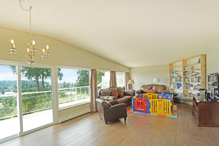 Photo 3 at 850 Esquimalt Avenue, Sentinel Hill, West Vancouver