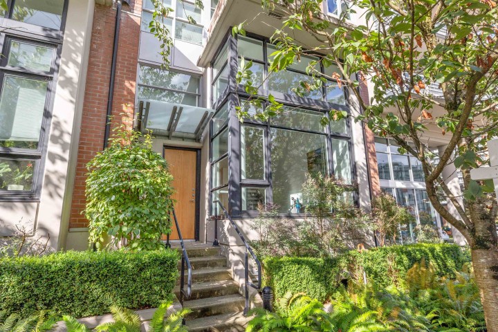 Photo 2 at 2727 Sophia Street, Mount Pleasant VE, Vancouver East