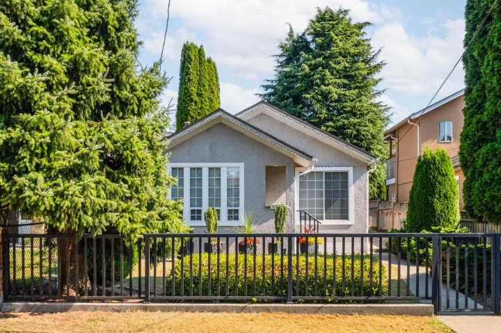 Photo 1 at 5020 Moss Street, Collingwood VE, Vancouver East