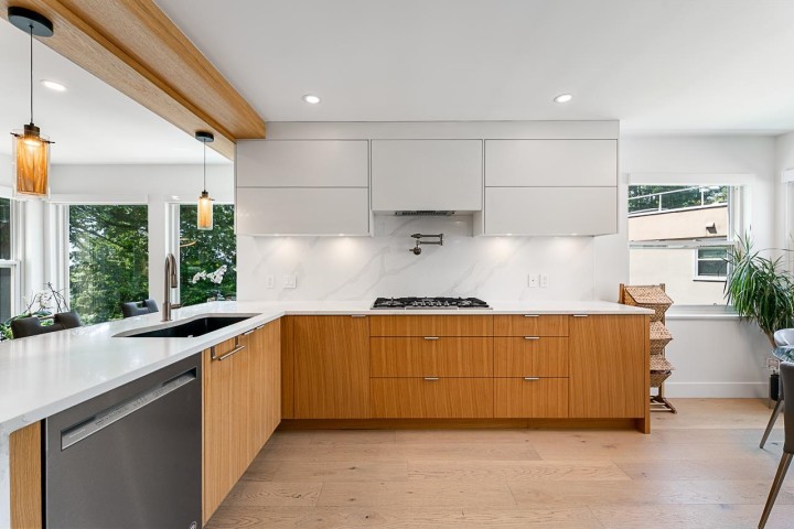 Photo 9 at 11 - 2425 Edgemont Boulevard, Mosquito Creek, North Vancouver