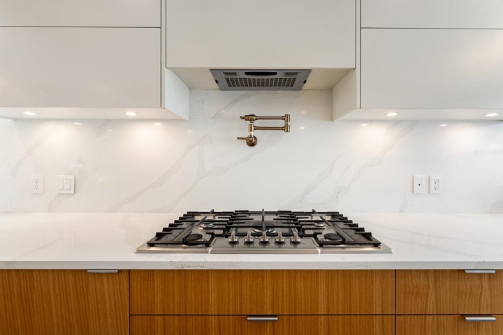 Photo 10 at 11 - 2425 Edgemont Boulevard, Mosquito Creek, North Vancouver