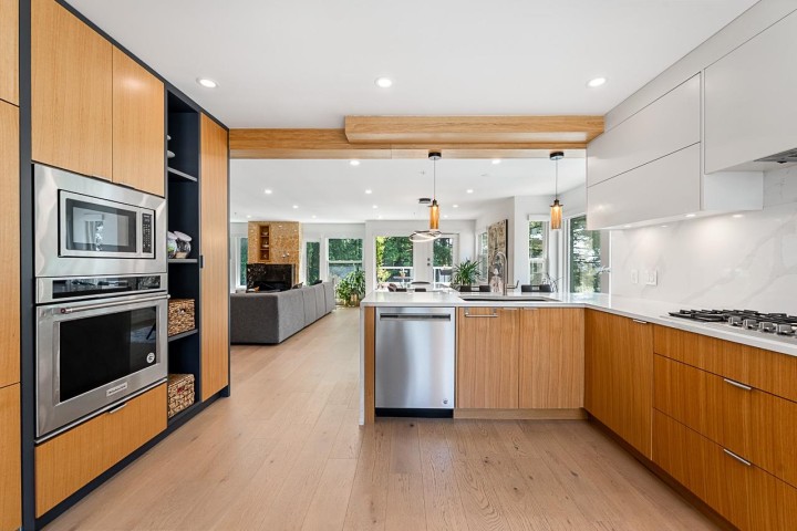 Photo 11 at 11 - 2425 Edgemont Boulevard, Mosquito Creek, North Vancouver