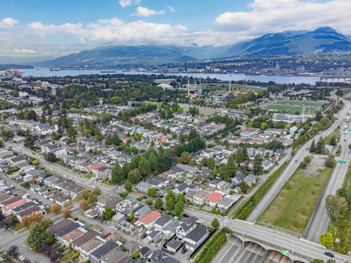 Photo 32 at 2 - 3344 Adanac Street, Renfrew VE, Vancouver East