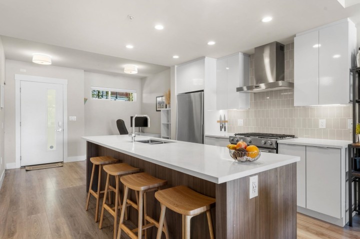 Photo 8 at 302 - 1496 Charlotte Road, Lynnmour, North Vancouver