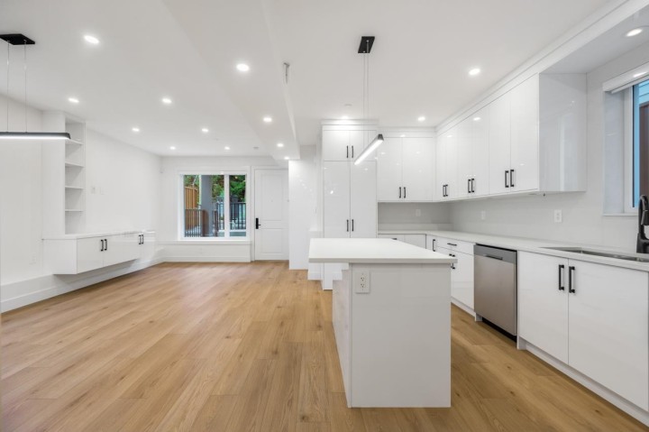 Photo 7 at 2 - 3096 Vanness Avenue, Collingwood VE, Vancouver East